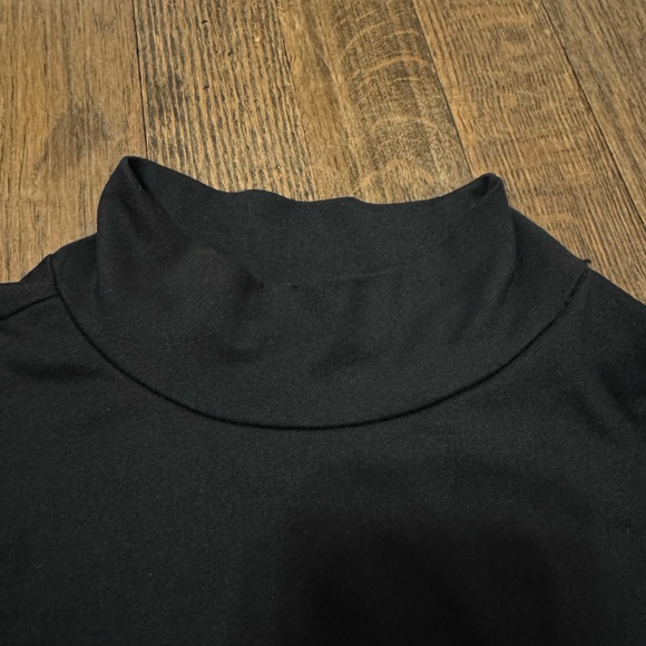 black mock neck cropped long sleeve!🖤 - Picture 3 of 4